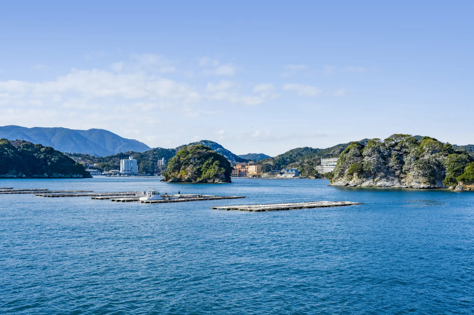 離島が浮かぶ美しい鳥羽湾