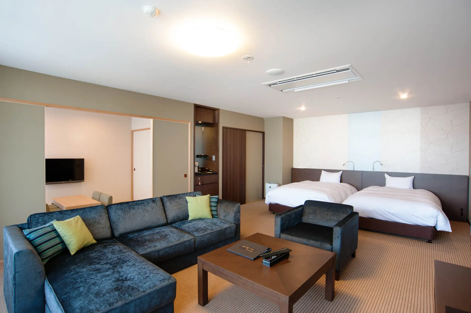 天然温泉とゆとりのある客室で疲れをゆっくり癒やせる