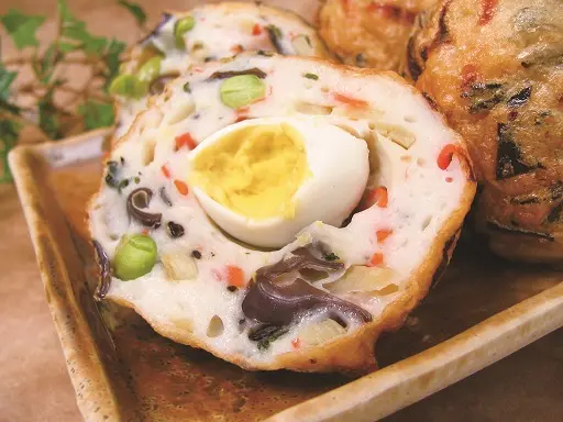 職人が手作りする新鮮かまぼこに舌鼓