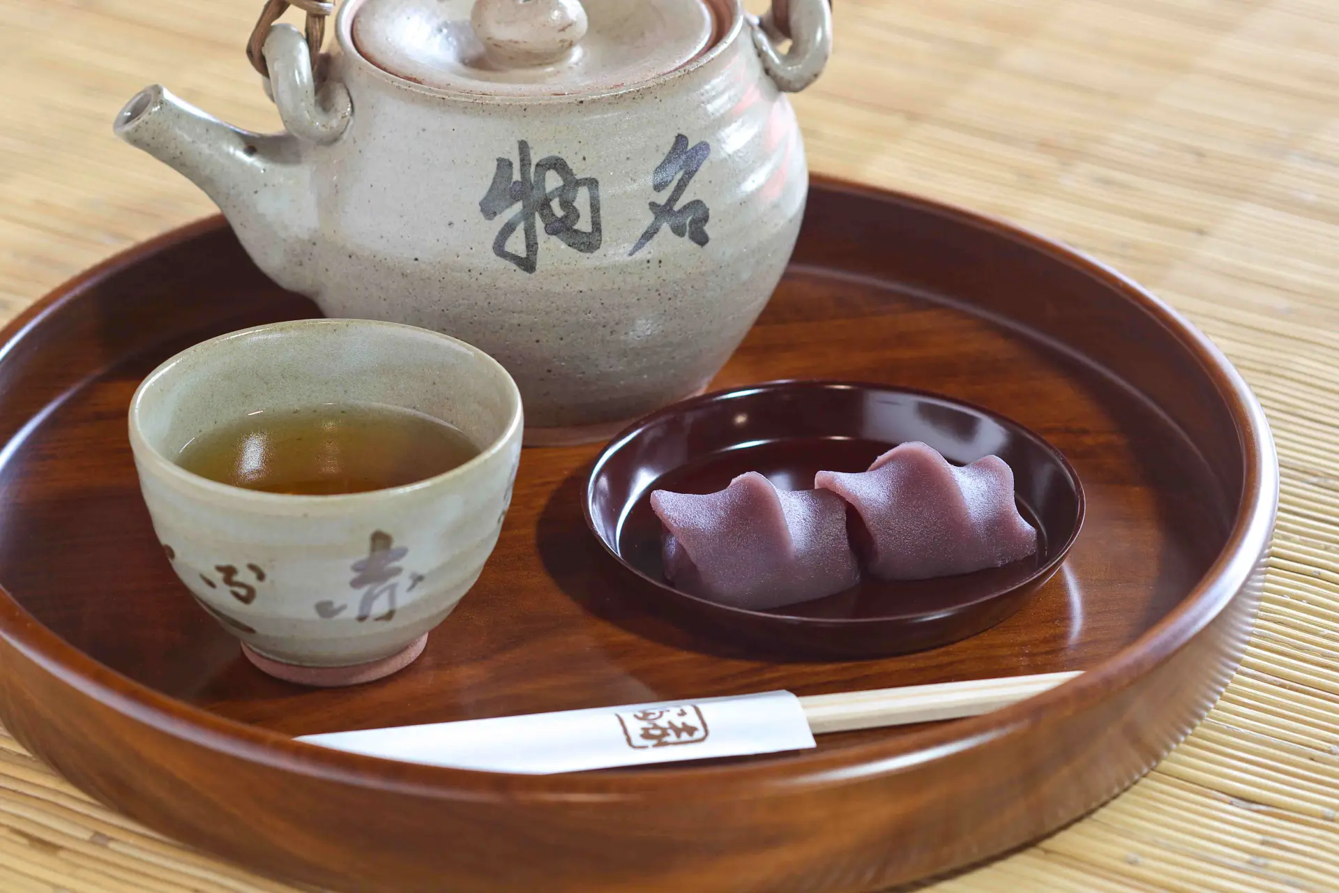 イートインでは、赤福餅にほうじ茶がセット