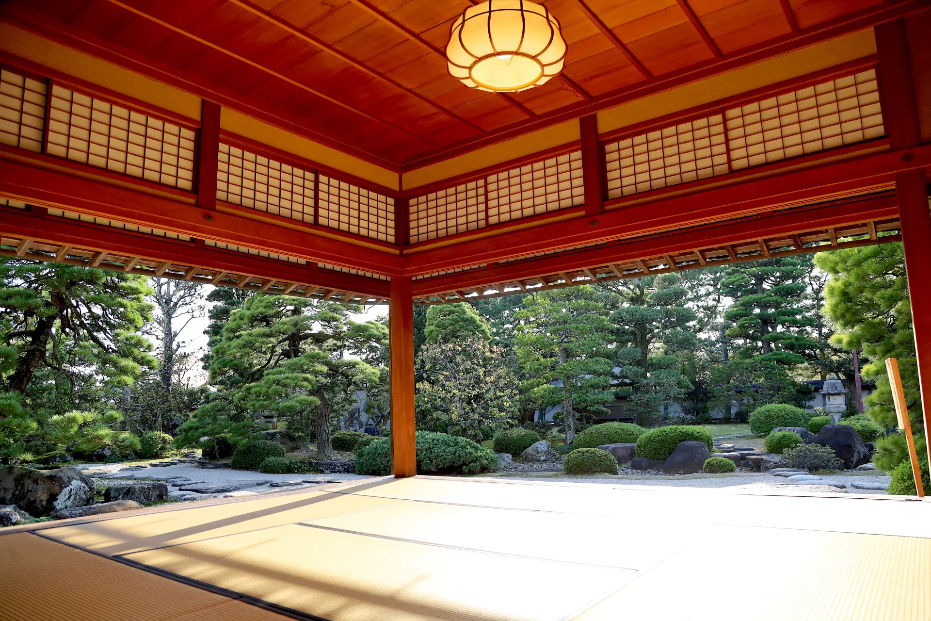 出雲流庭園を眺め、出雲地方の伝統を今に伝える