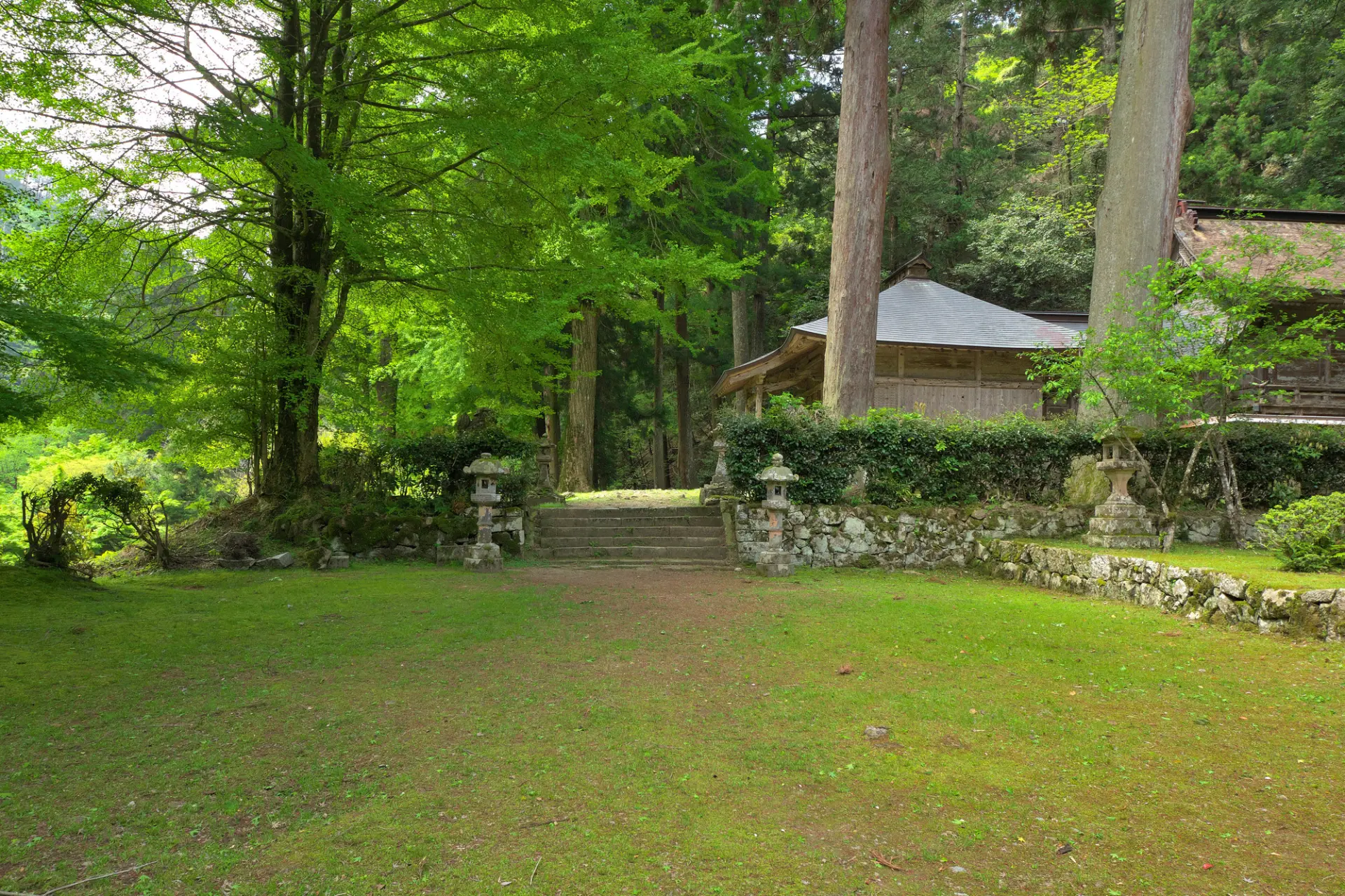 山間部に位置する美しい寺院