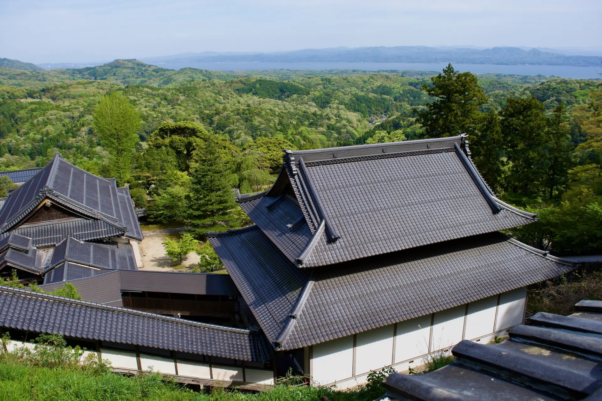 境内や展望台からは宍道湖の雄大な景色を一望