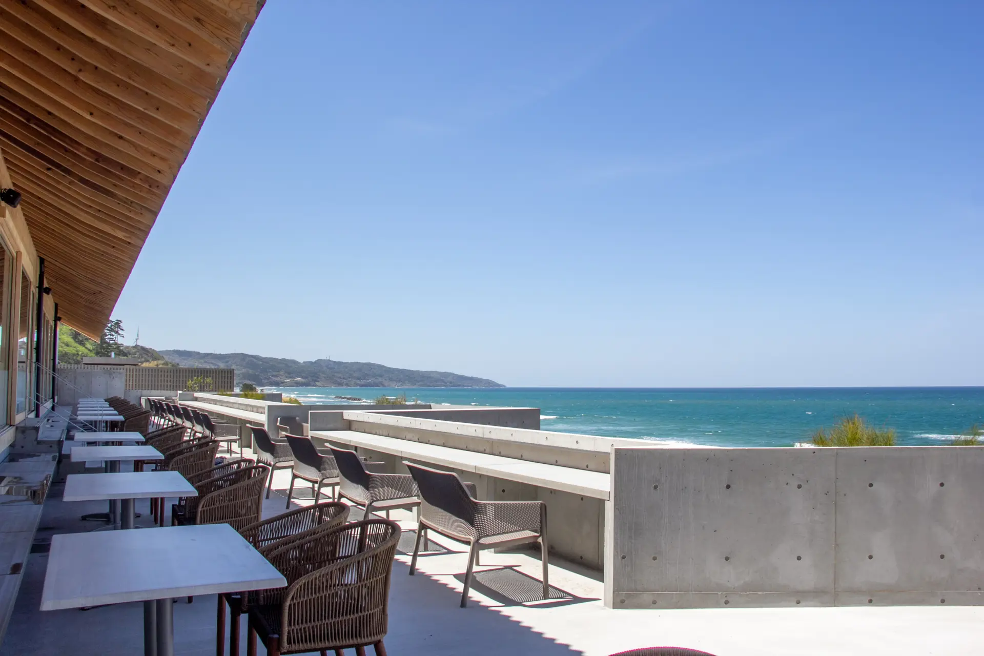 海を眺めながらグルメを楽しめる贅沢な時間を