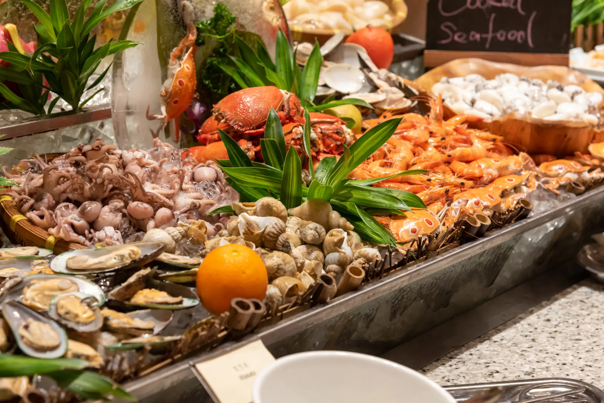 旬の海鮮が並ぶバイキングも魅力のひとつ(※写真はイメージです)