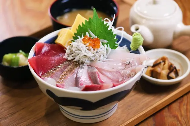 看板メニューの「沼津港 地魚海鮮海ごはん」