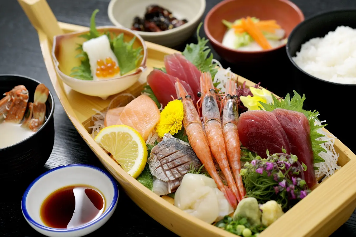 船型の器で提供される「8種舟盛刺身定食」