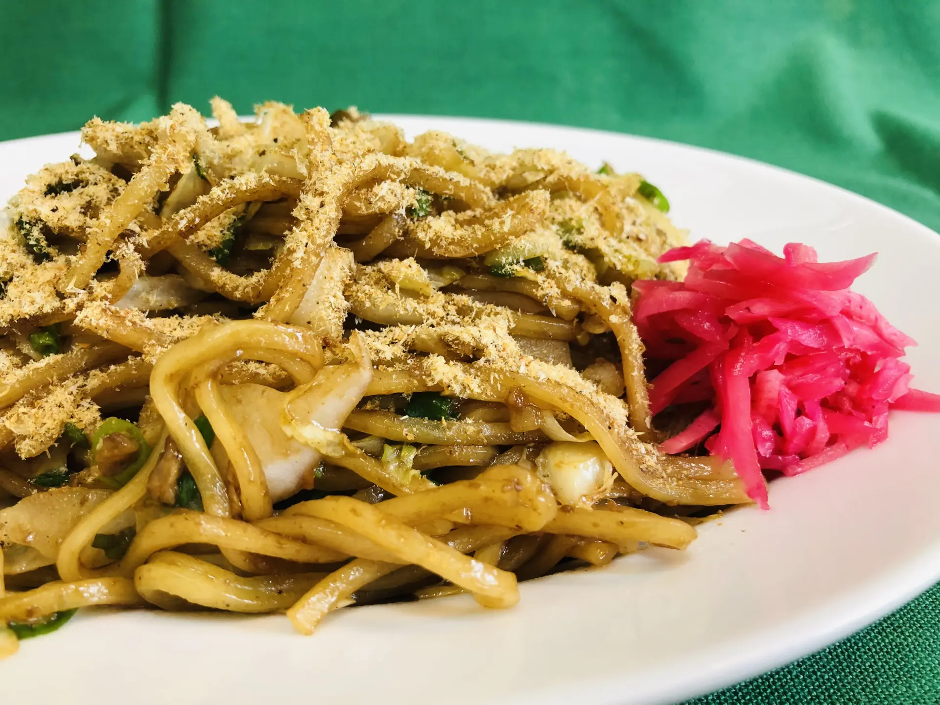 もちもち麺に肉かすとだし粉が絡む「富士宮やきそば」