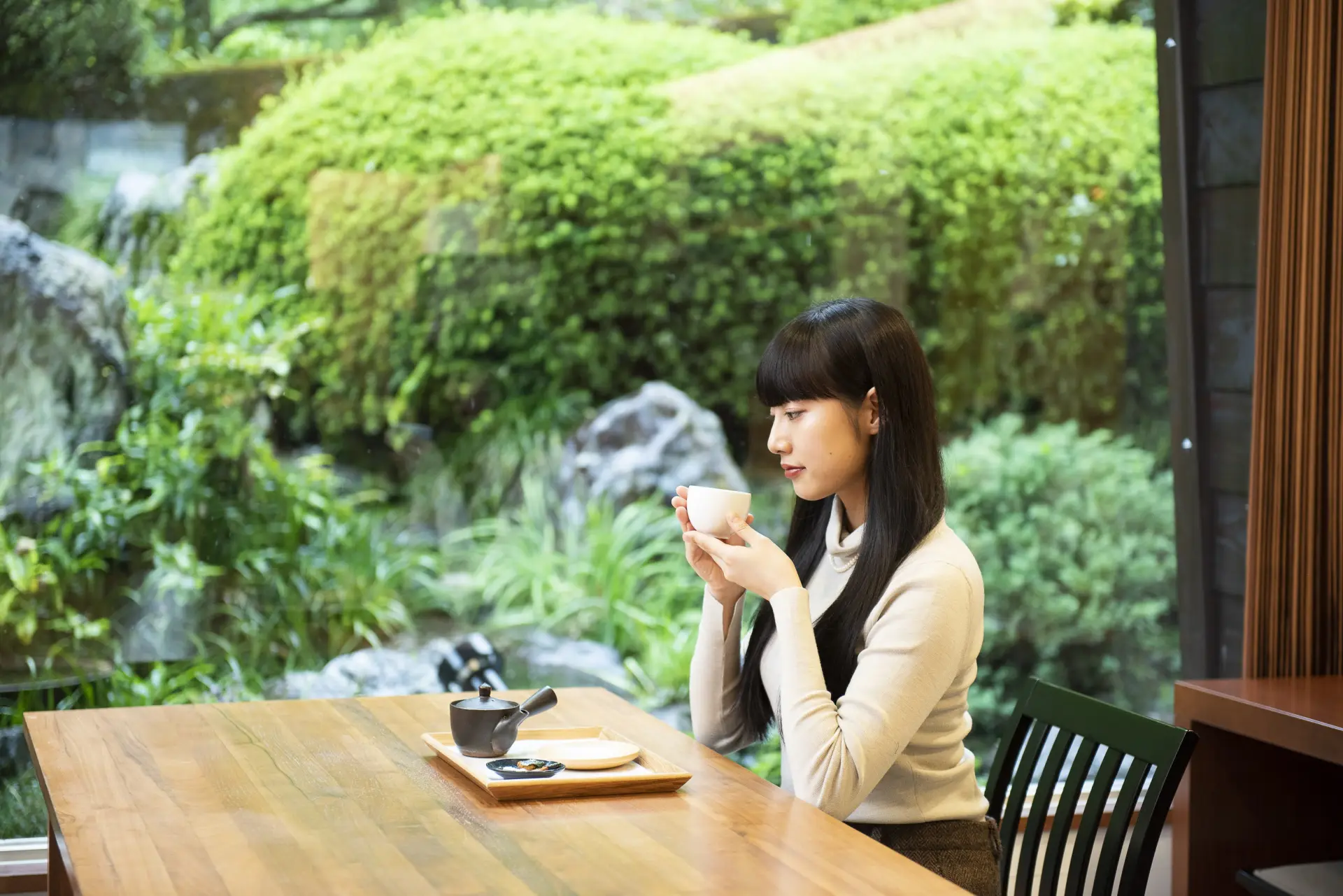 静岡茶使用のスイーツとともに庭園も楽しめる