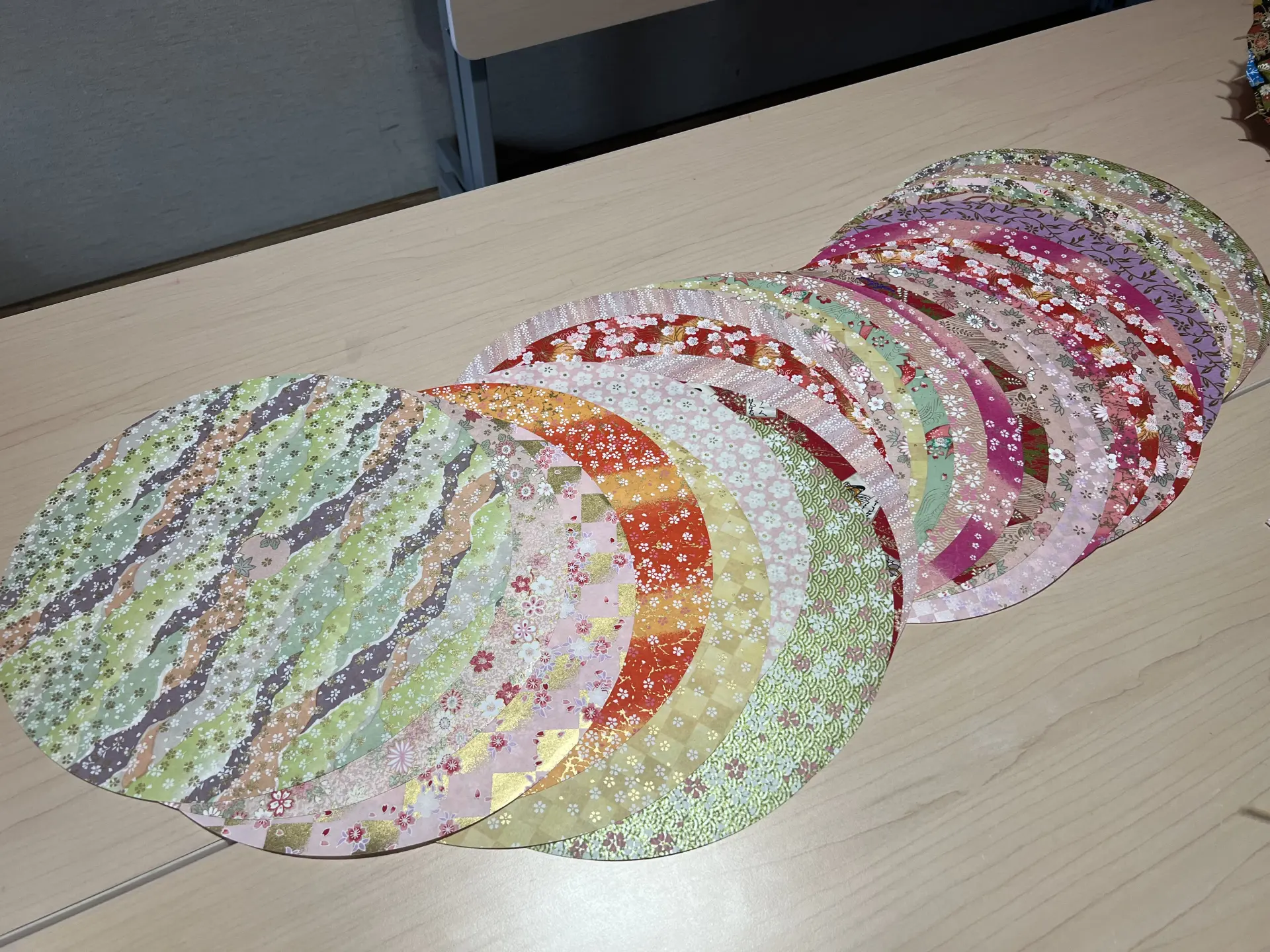 カラフルな和紙がずらり