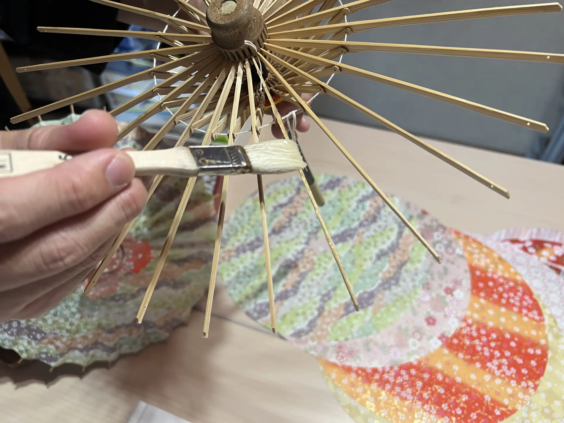 竹骨にのりを筆でつけていく