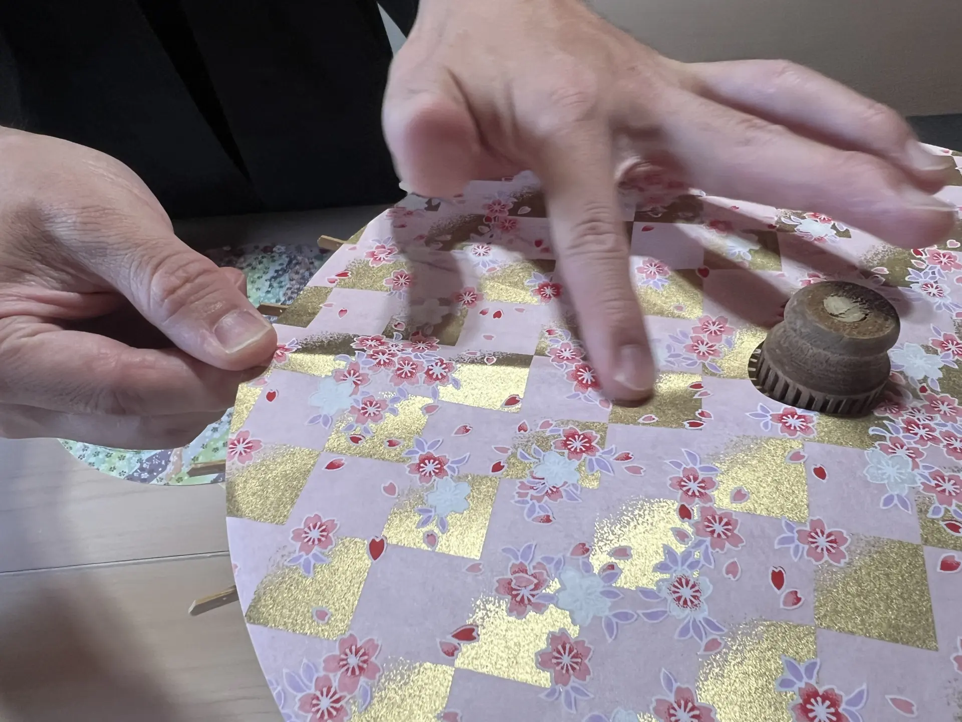 和紙を竹骨に張り付ける