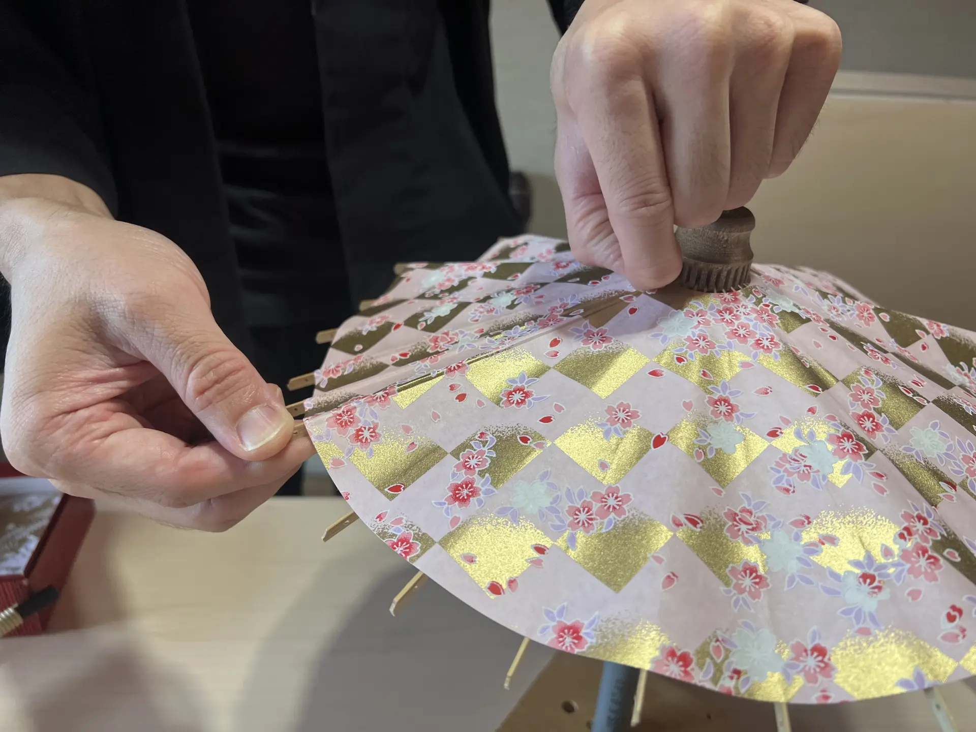 折りあとをつける