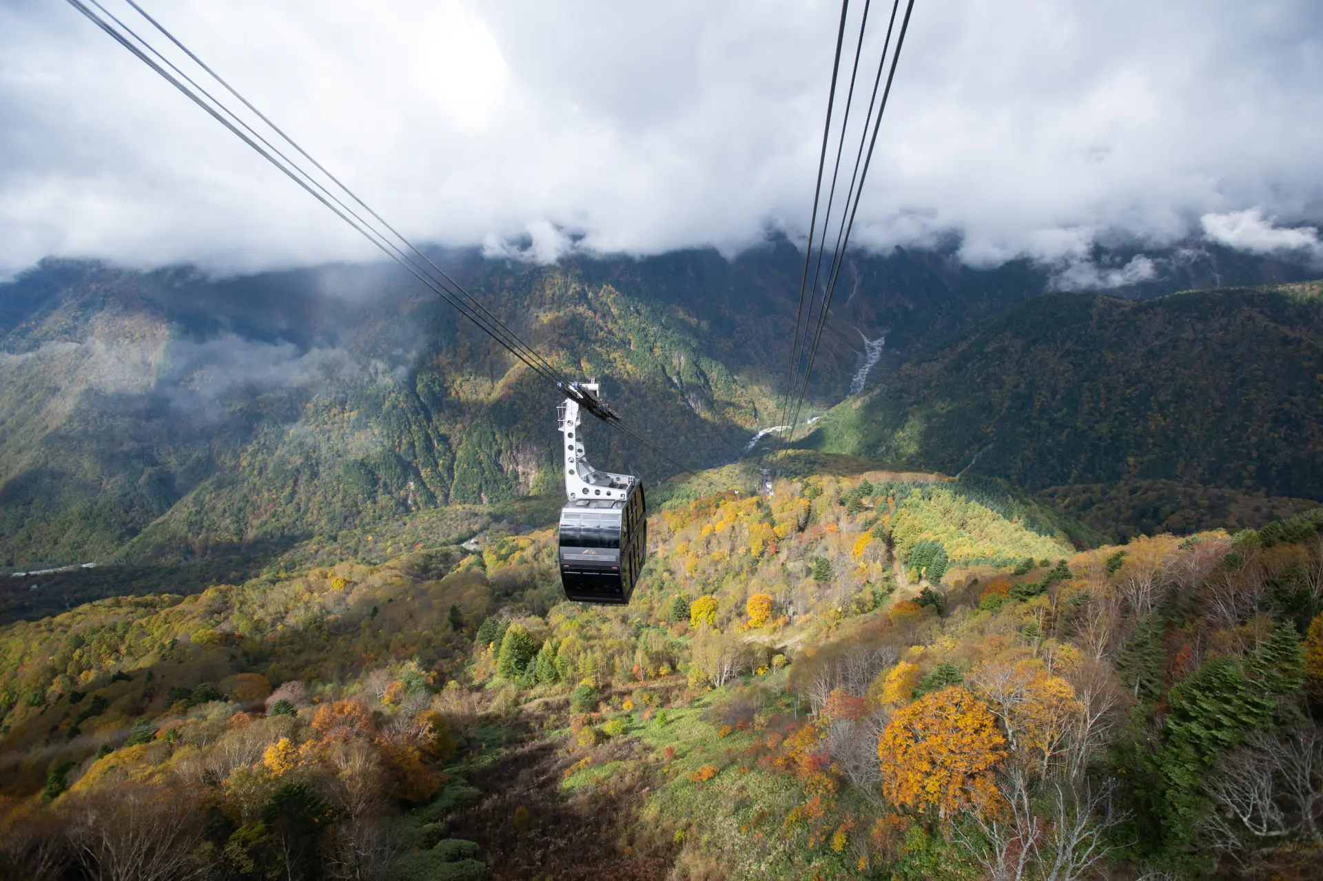 Autumn scenery seen from the Shinhotaka Ropeway