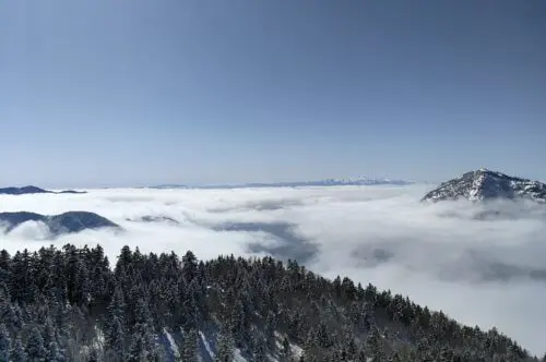 From December to February, you may be able to see a sea of clouds if weather conditions are right.