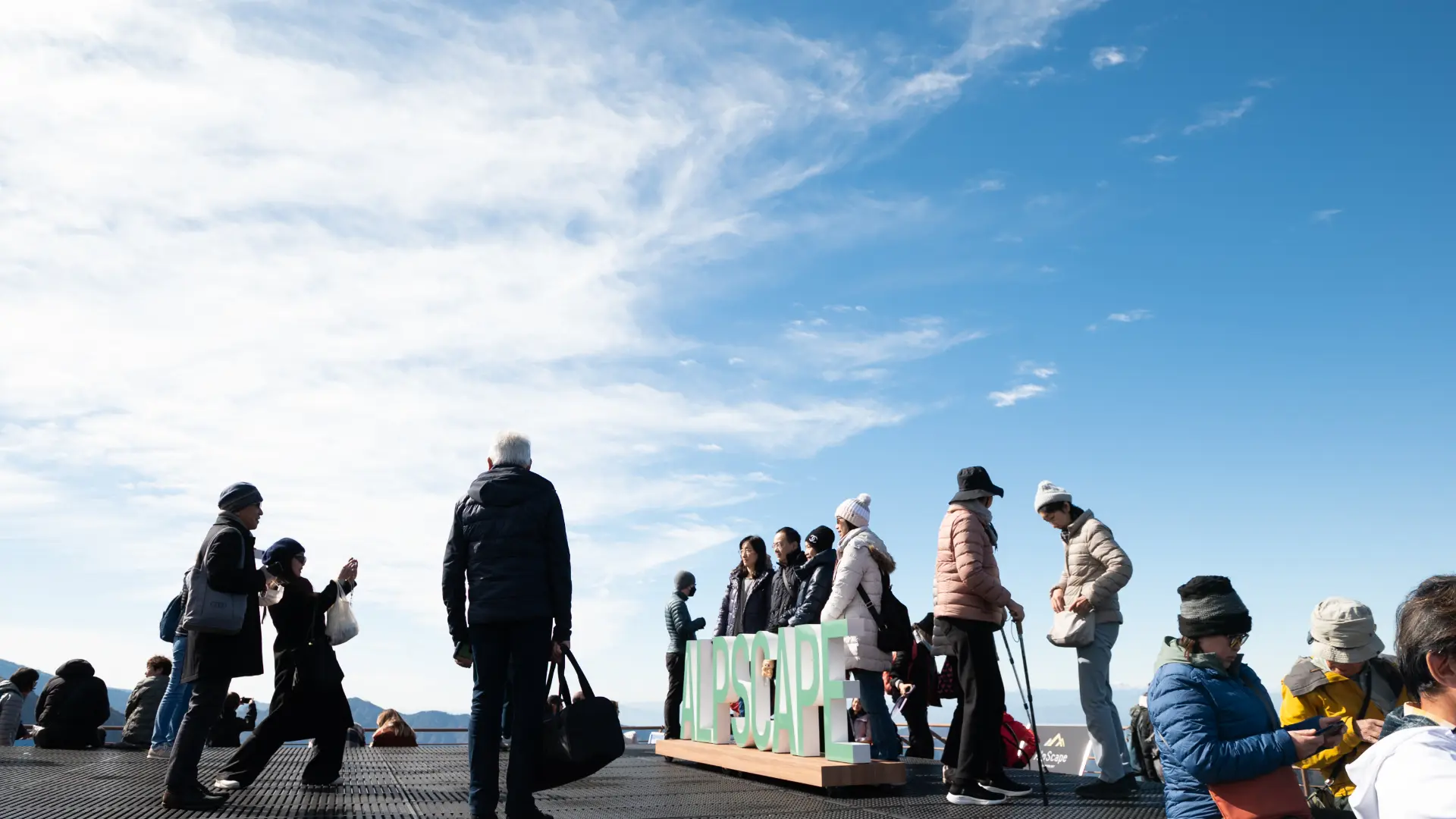 You can take commemorative photos that look as if you have stepped into a world in the sky.