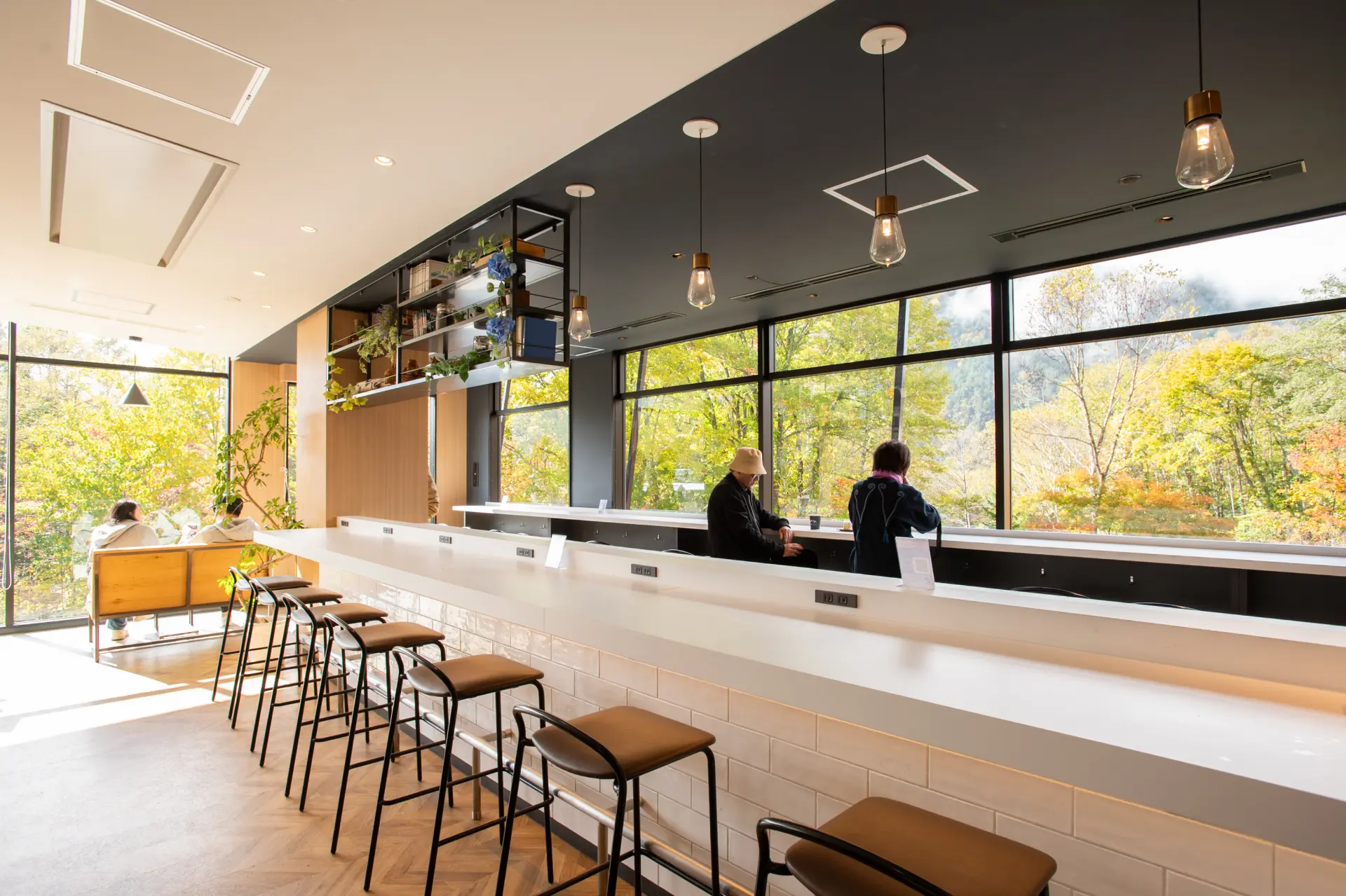 Anyone can use the lounge regardless of whether they buy bread.