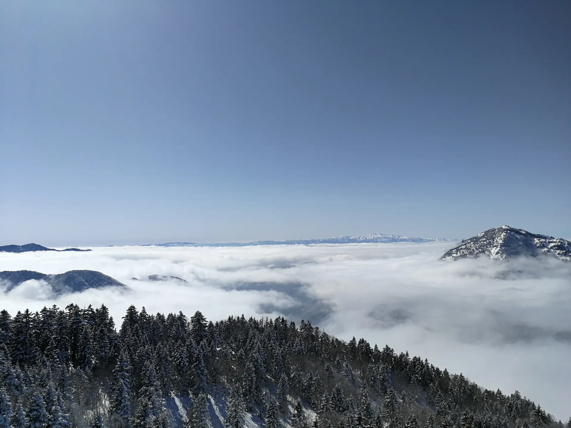 From December to February, you may be able to see a sea of clouds if weather conditions are right.