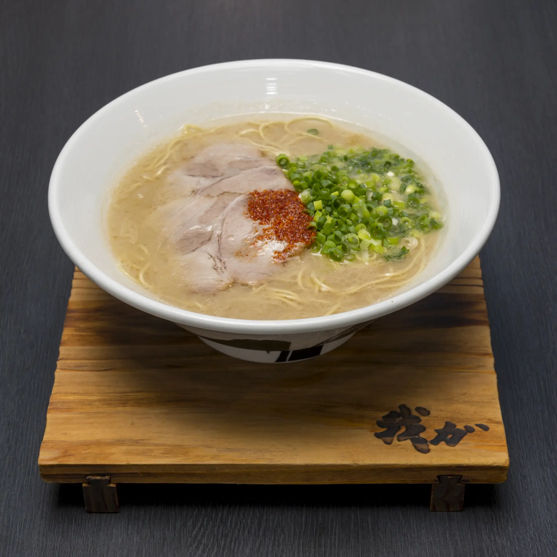 地元民にも愛されるクリーミーな濃厚豚骨ラーメンを堪能