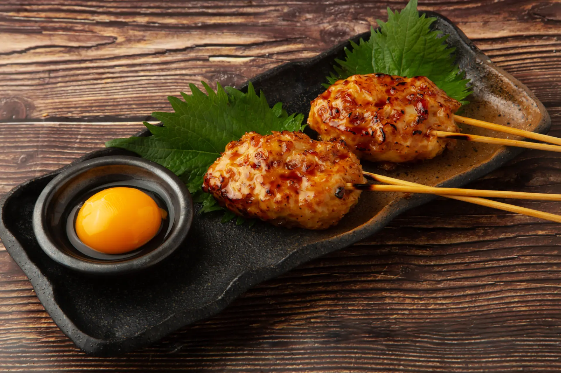 ほとんどの人が注文する人気メニュー「月見つくね」（※写真はイメージです。）