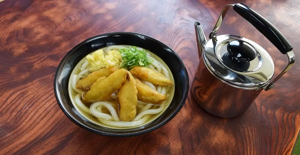 駅近でサッといただく、福岡のソウルフード「うどん」