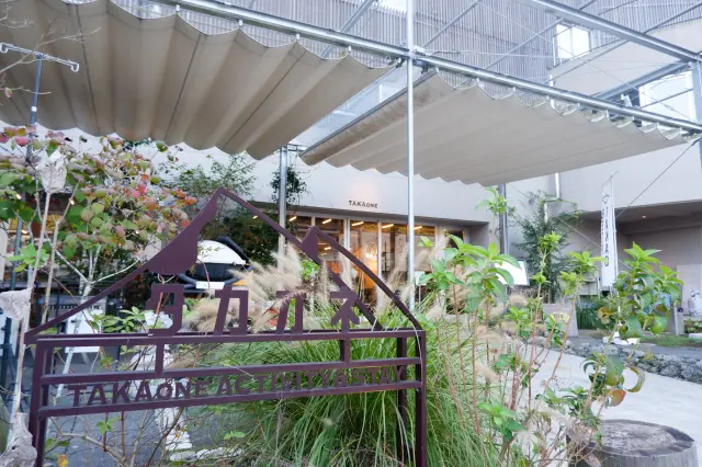 山のモチーフが目を引く看板