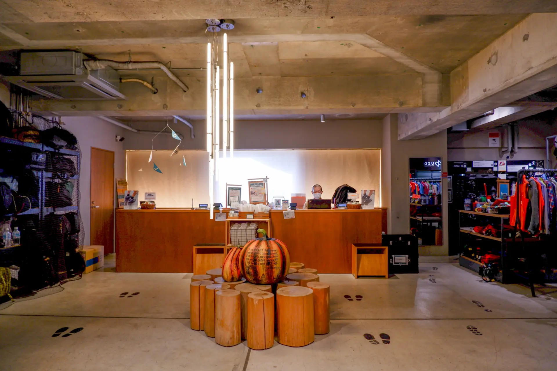 翻訳機を使用した外国語対応も可能だ