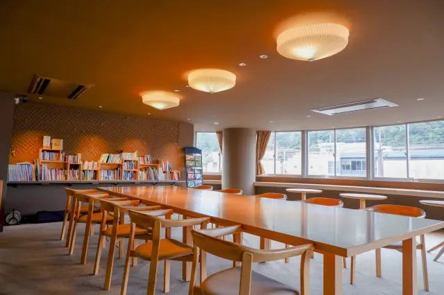 フリードリンクは2階ラウンジへ持ち込み可能