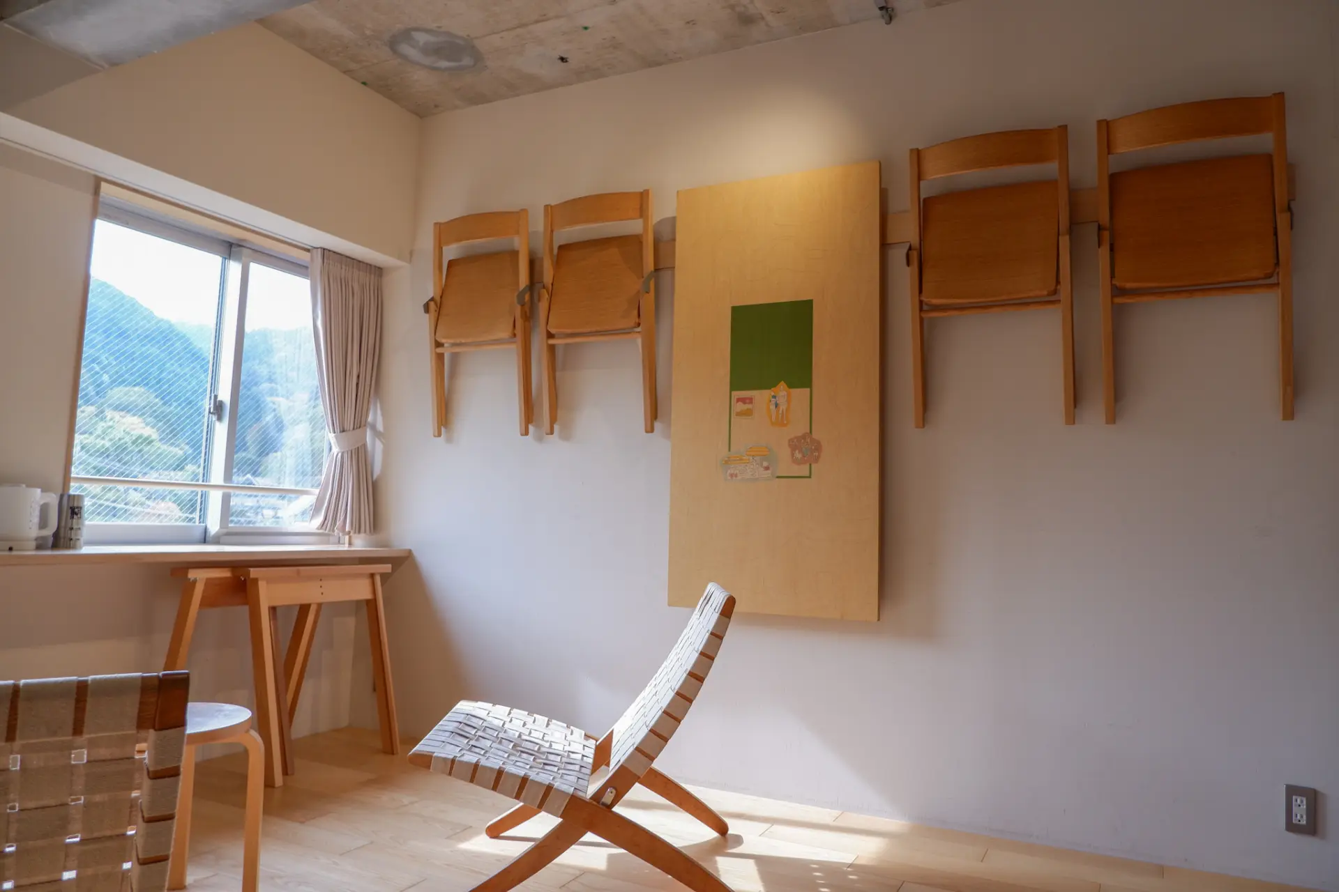 壁にかけられたテーブルの天板がオブジェのよう