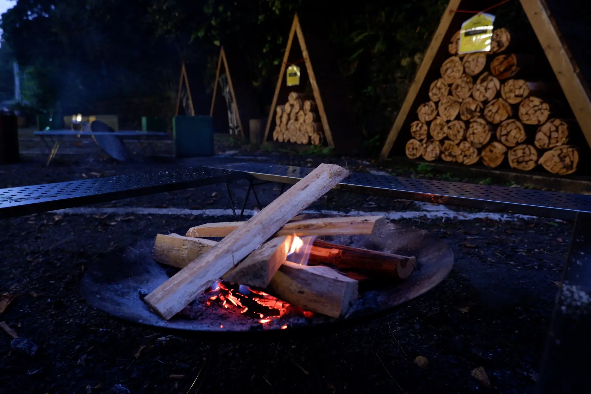 焚き火のゆらめきを見ていると無心になれる