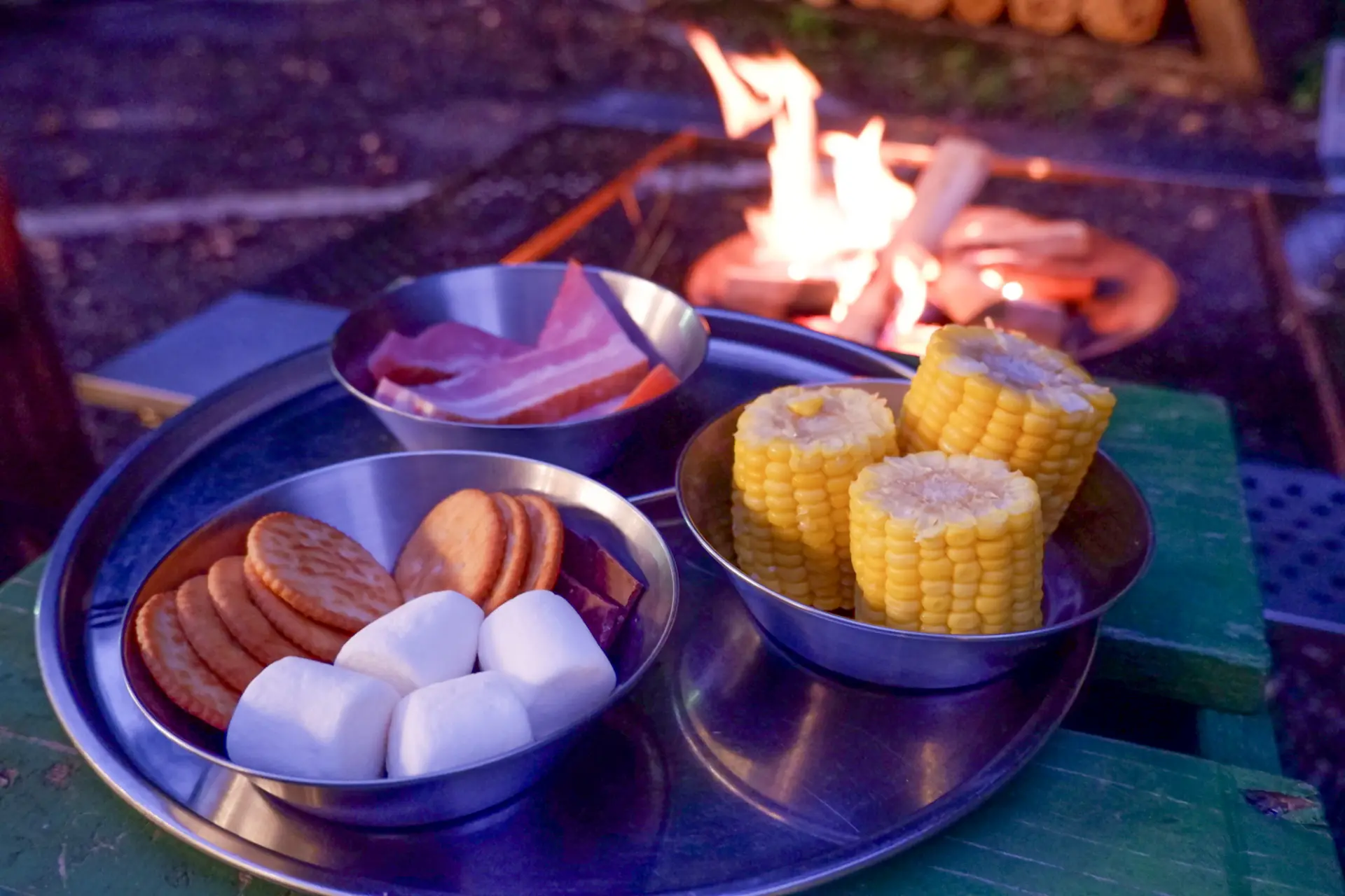 調理の過程を楽しみながら味わう焚き火フード