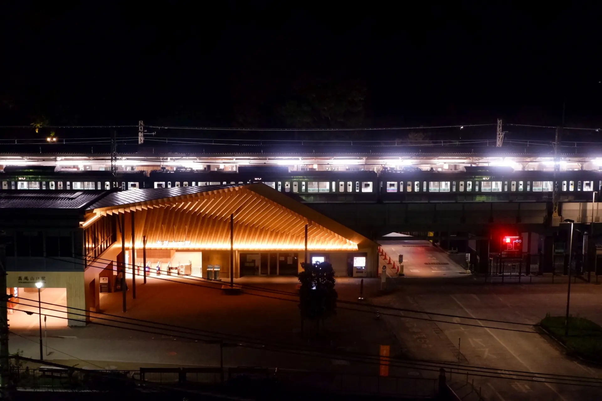 温かい光に包まれる高尾山口駅