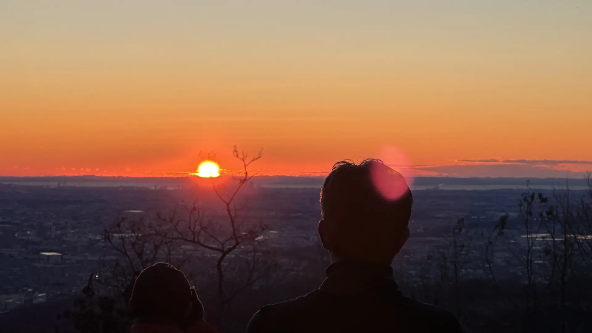 高尾山の中腹あたりから日の出で変化する空色が見られる