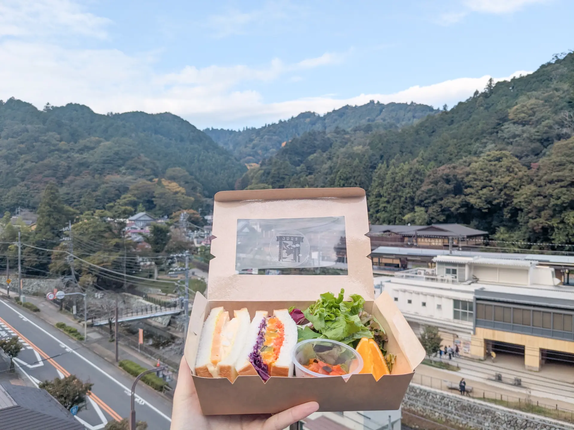 開放的なルーフトップで心地の良い朝食を体験できる