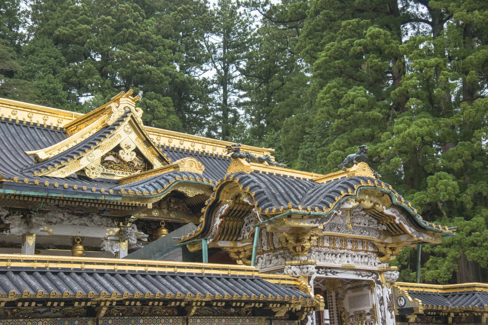 約100万両もかけて現在の豪華絢爛な姿に変わった