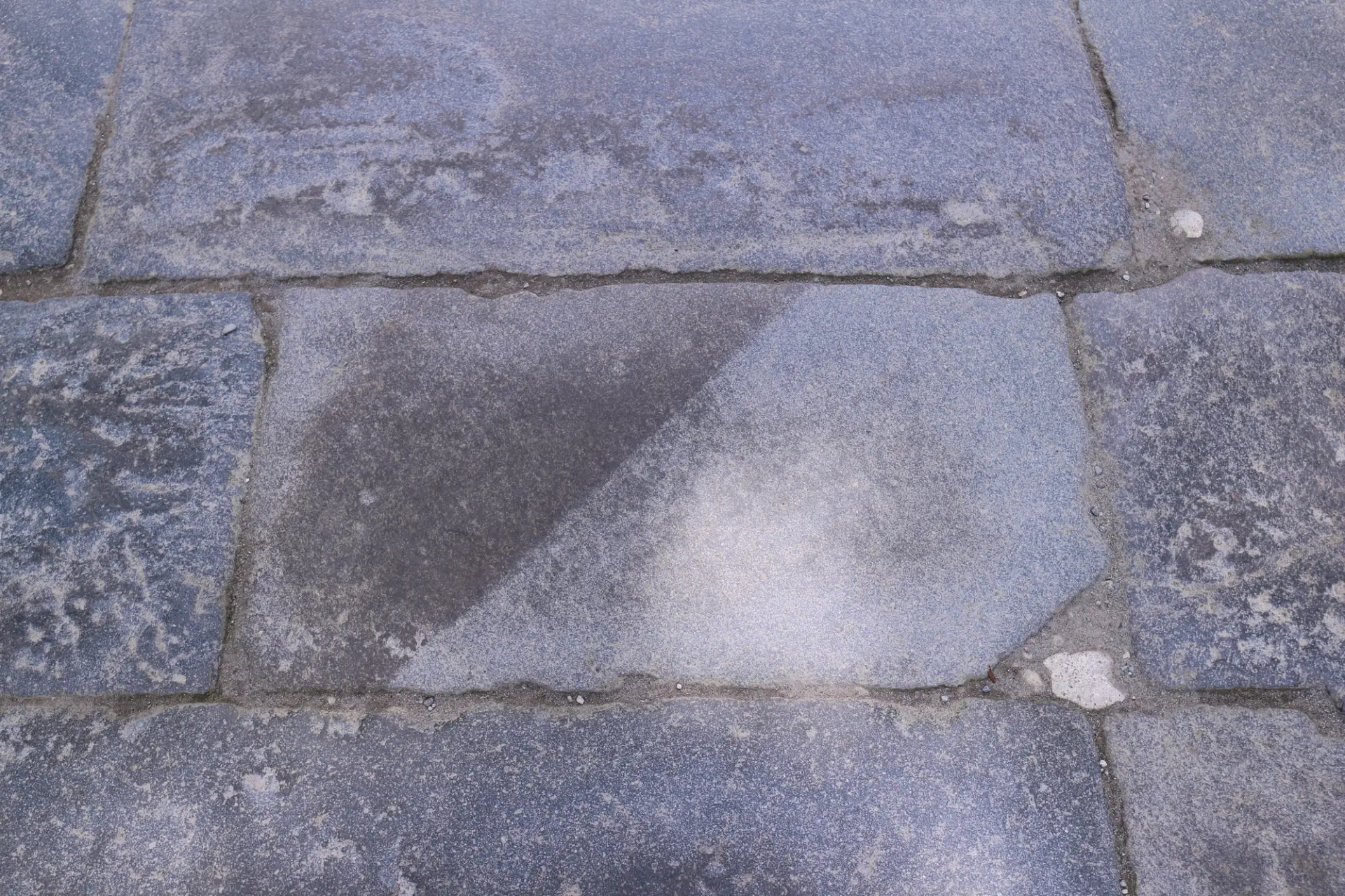 天気を予測できると伝わる不思議な石