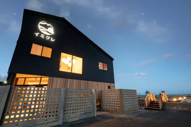 海沿いに立つ宿からは富山湾が一望できる