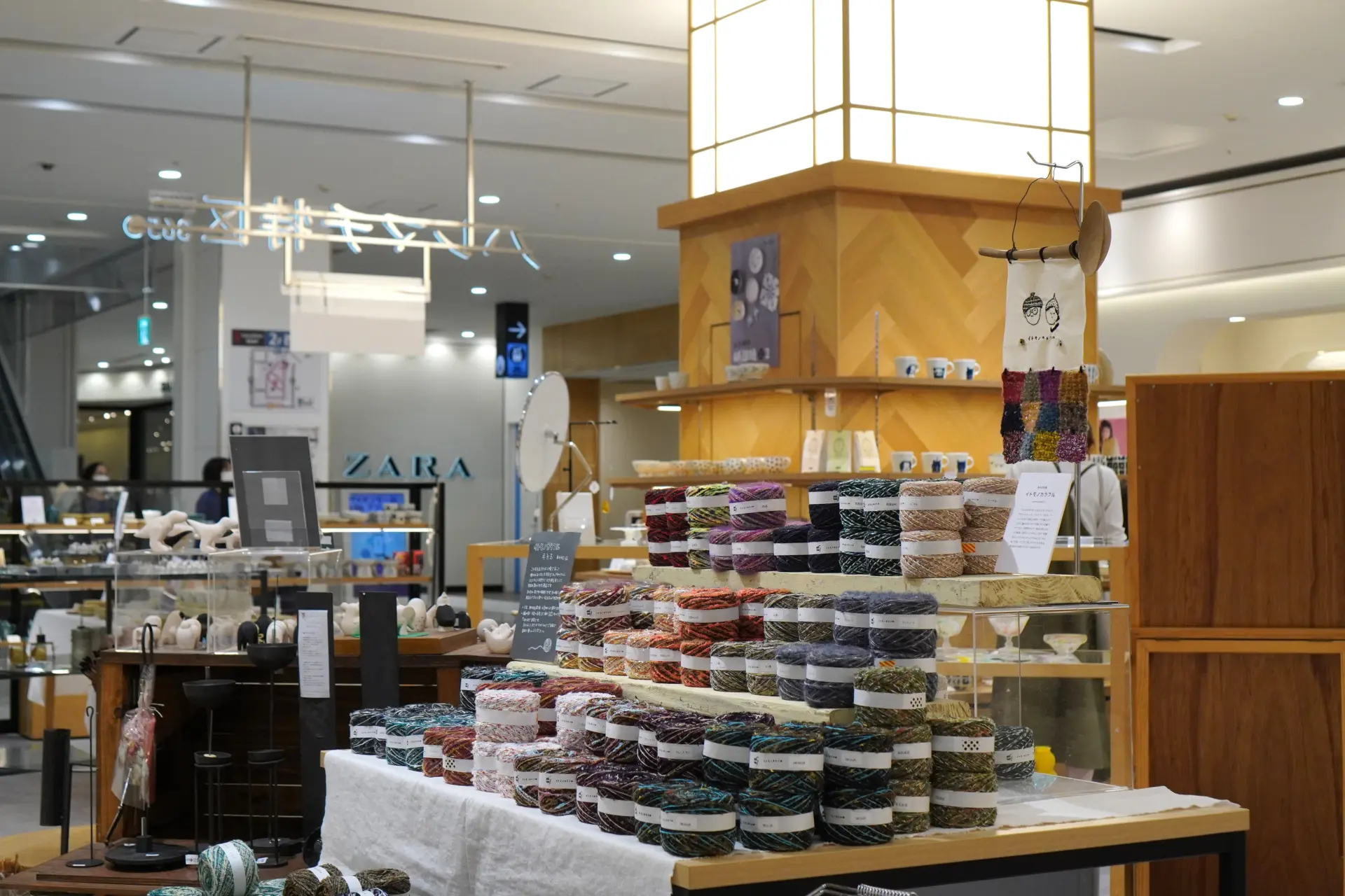 陈列着适合当作伴手礼或自用礼物都适合的商品