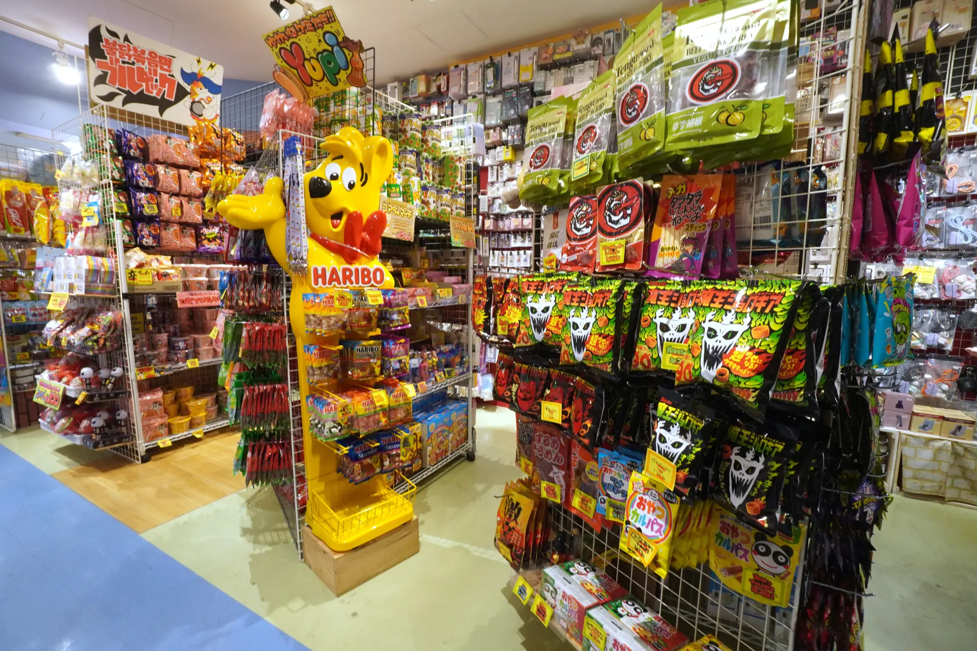 也有众多独特且具话题性的零食商品