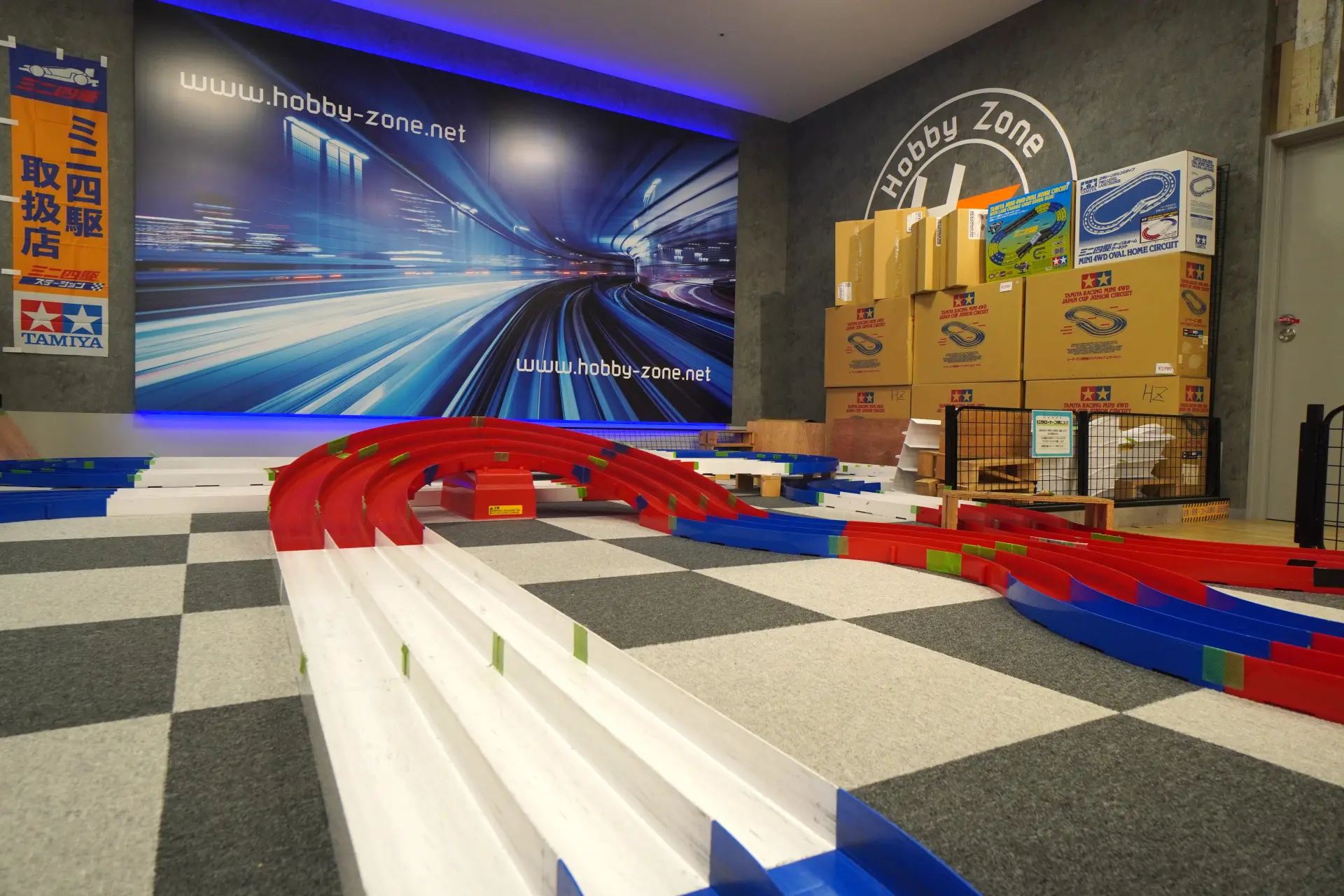店内的迷你四驱赛道