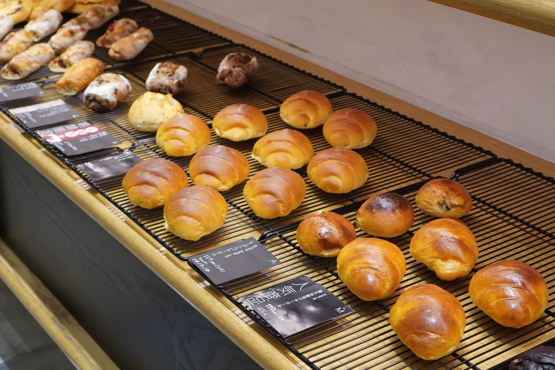 店内摆满各式各样的面包