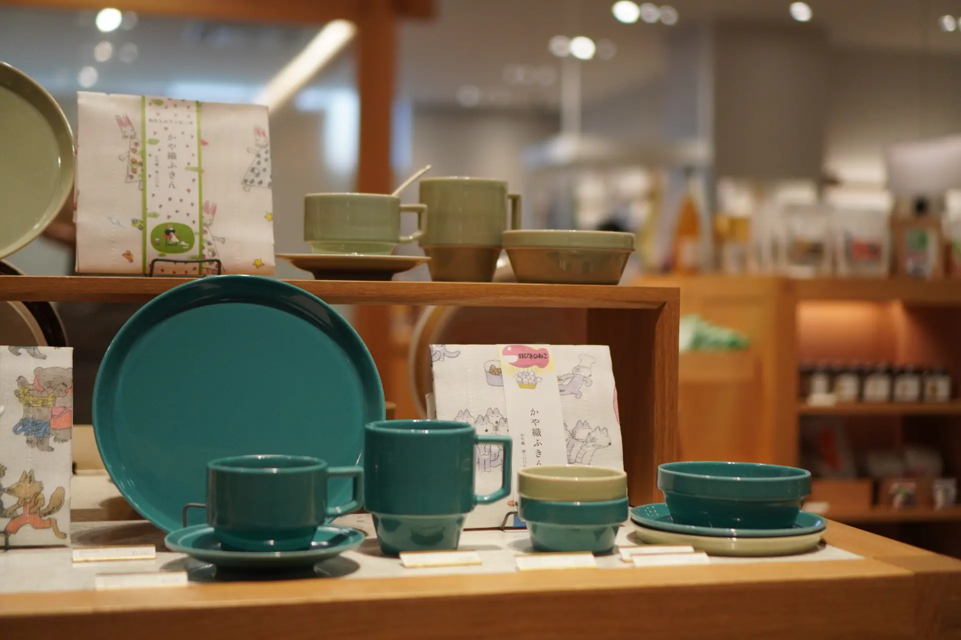 摆满各种日常生活用品