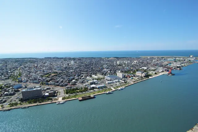 西側は晴れた日は佐渡島まで見渡すことができる