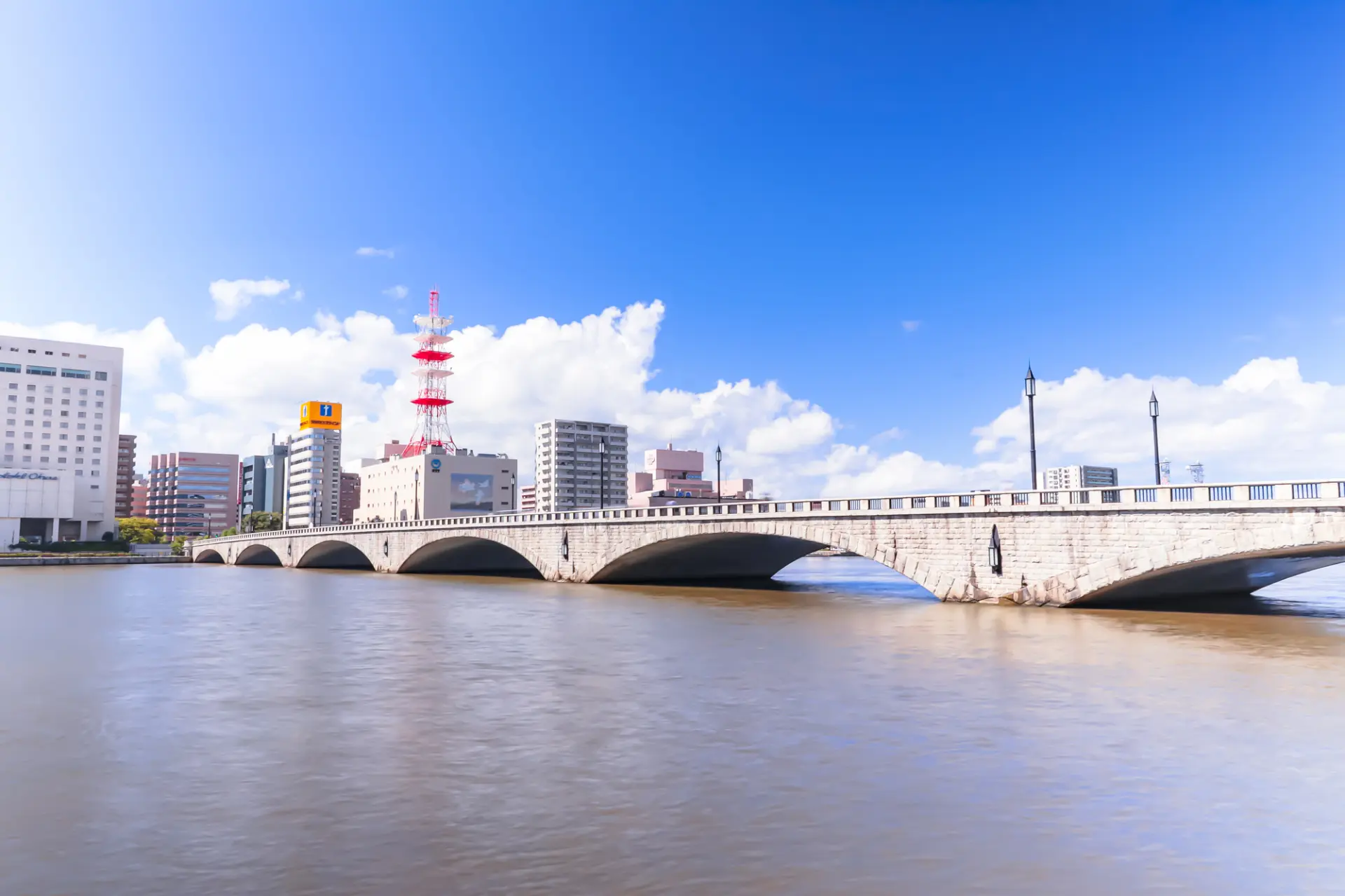 広い歩道が整備されているので、歩いて渡ることも可能。夜のライトアップも美しい