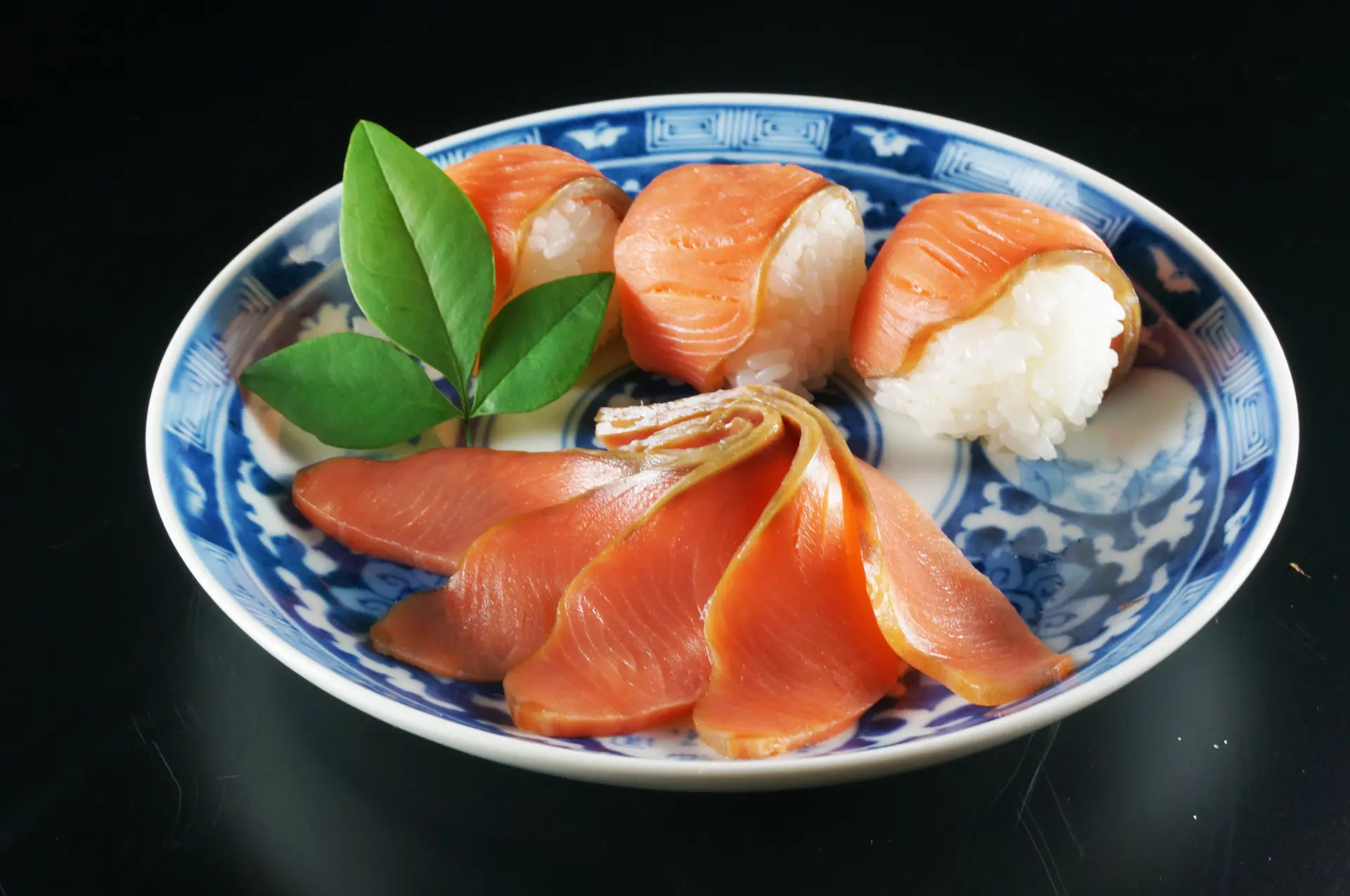 「鮭の生ハム」などお土産にぴったりの商品が揃う