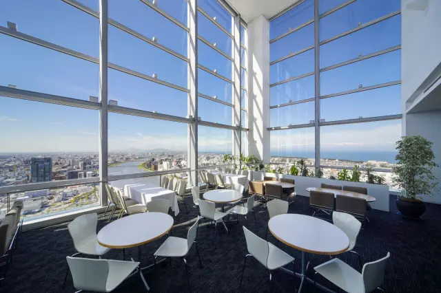 「スカイラウンジPANORAMA」では絶景を眺めつつ食事やカフェタイムが楽しめる