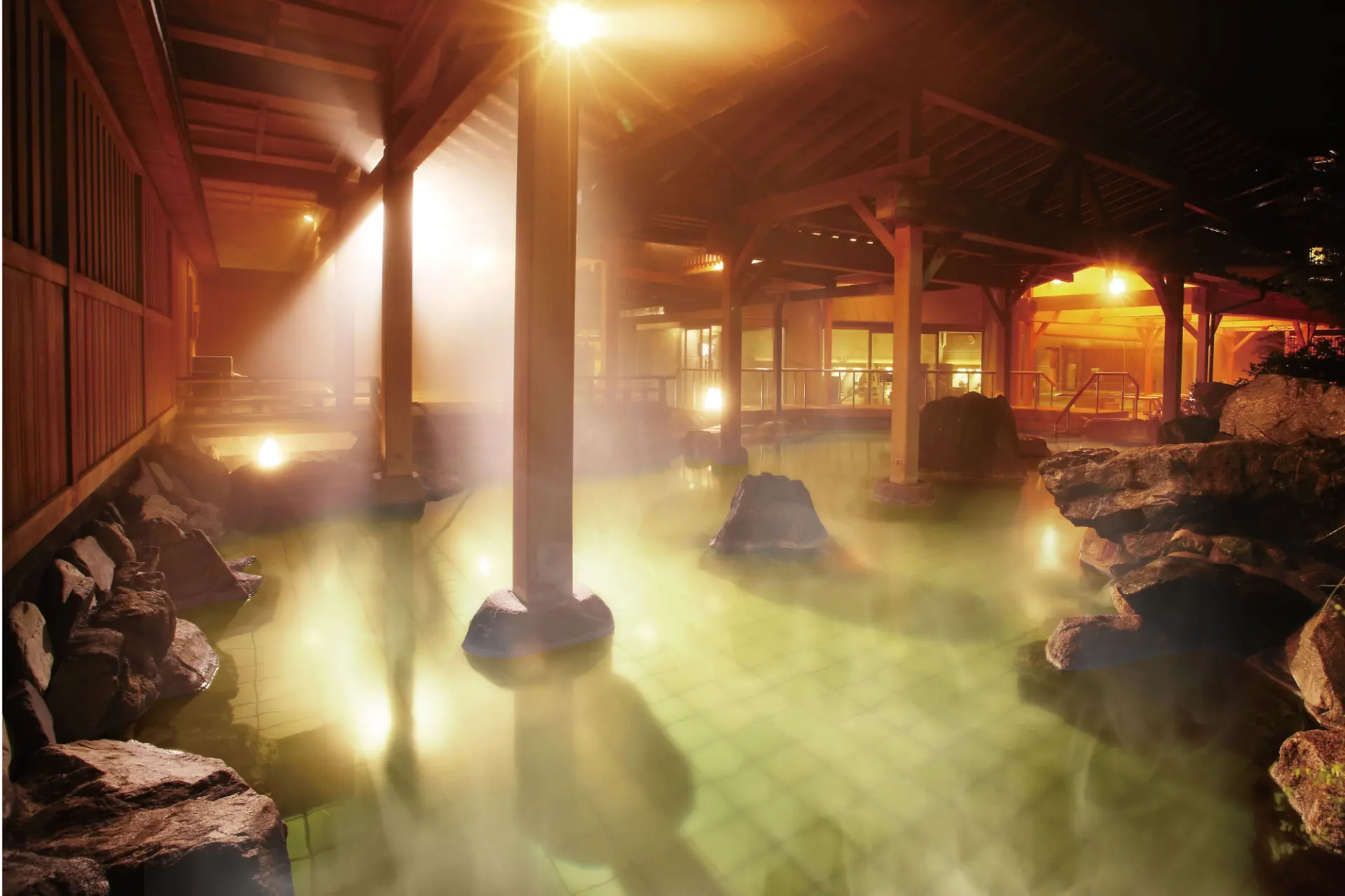 エメラルドグリーに輝く自家源泉を堪能できる