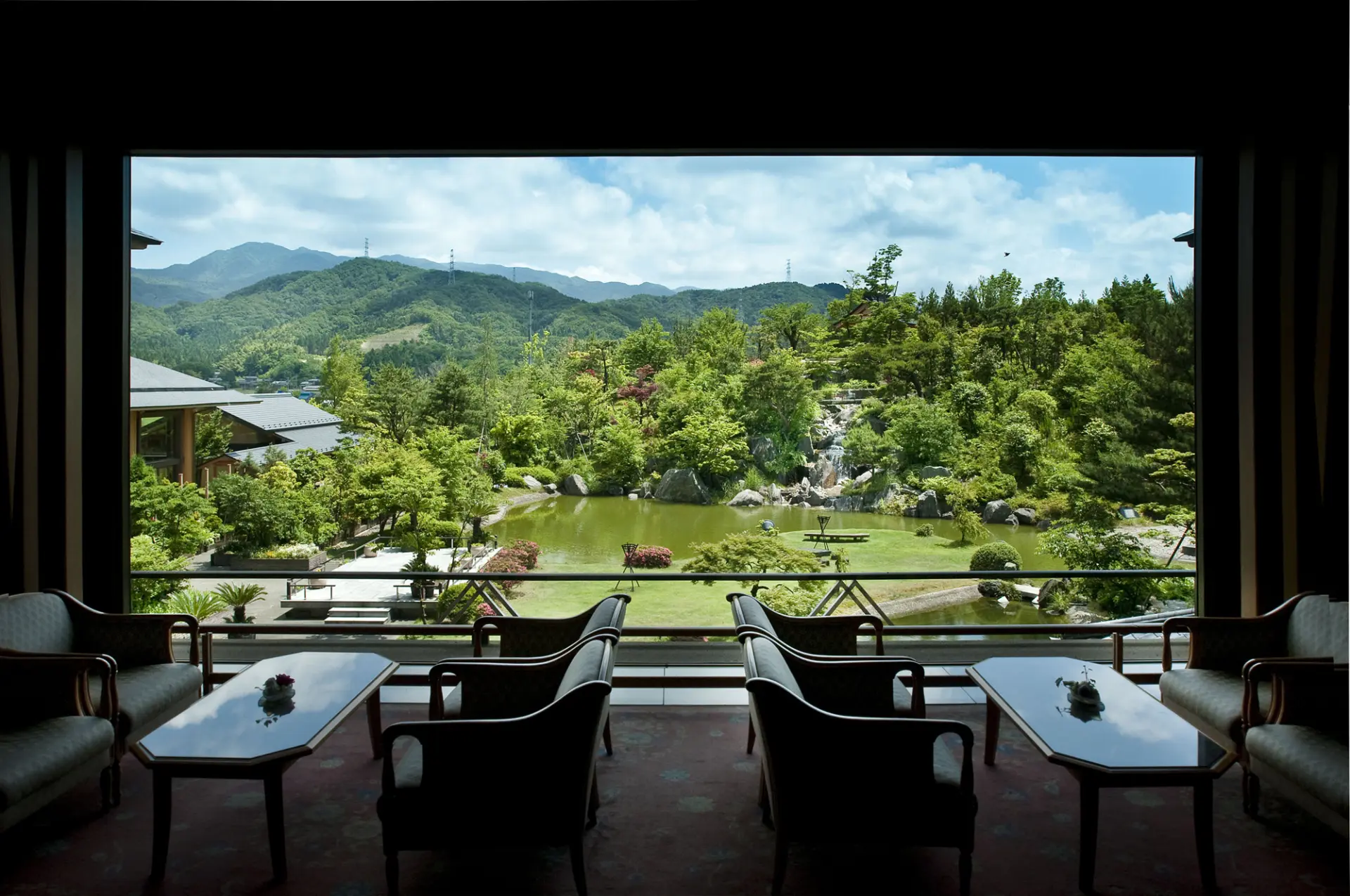 ロビーからの庭園風景も魅力的