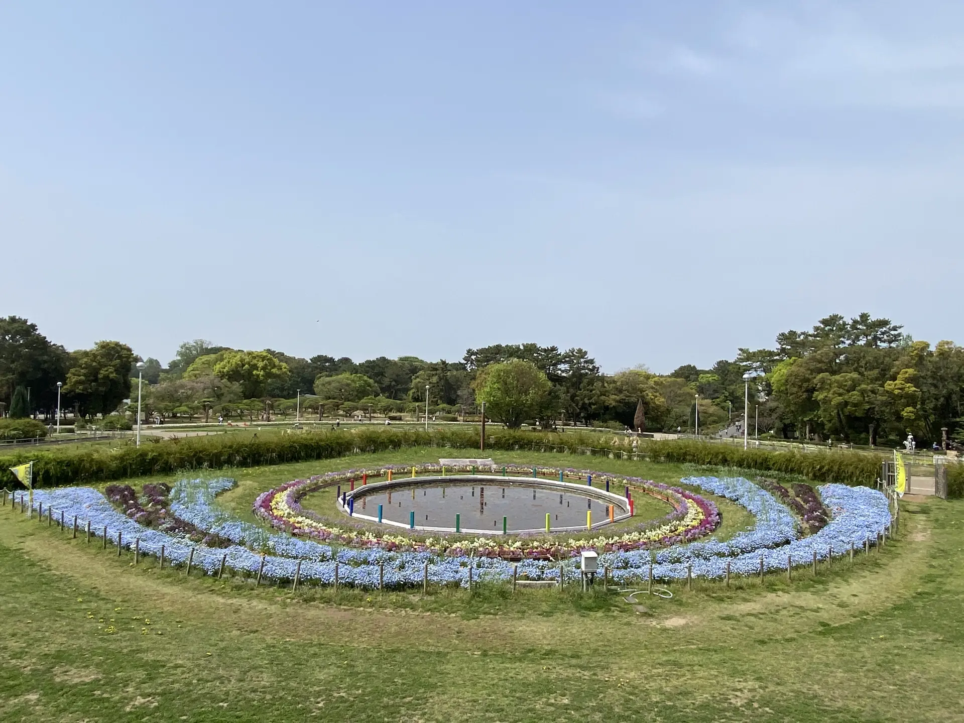 春の円形花壇には色とりどりの花が咲きそろい、公園を華やかに彩る
