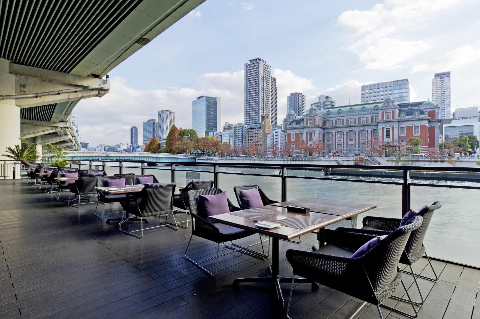 堂島川に面したテラス席。春は川沿いの桜が彩る景色を眺めながら過ごせる